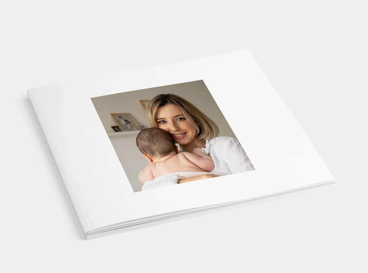 Fotobuch Softcover A5 quer | Blonde Frau mit kleinem Baby auf dem Arm