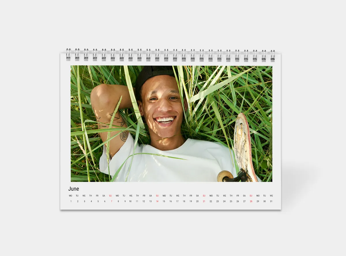 Sommerlicher Tischkalender mit einem fröhlichen Mann
