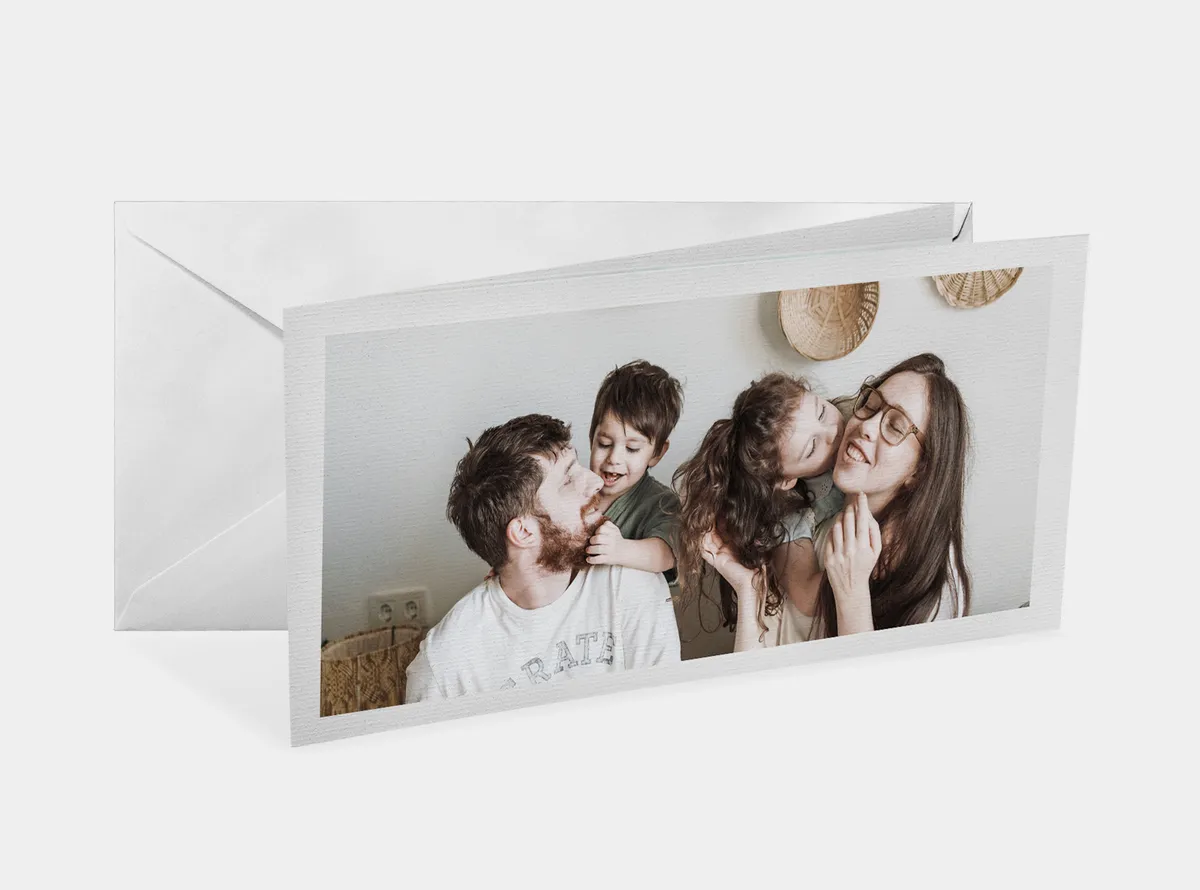 Klappkarte breit-lang. Links gefaltet und mit Familienfoto gestaltet.