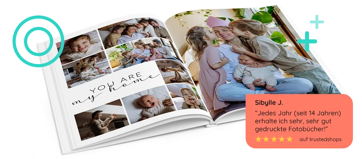 Aufgeschlagenes Fotobuch Hardcover A4 hoch mit Familienfotos gestaltet liegt hinter einer Kundenbewertung